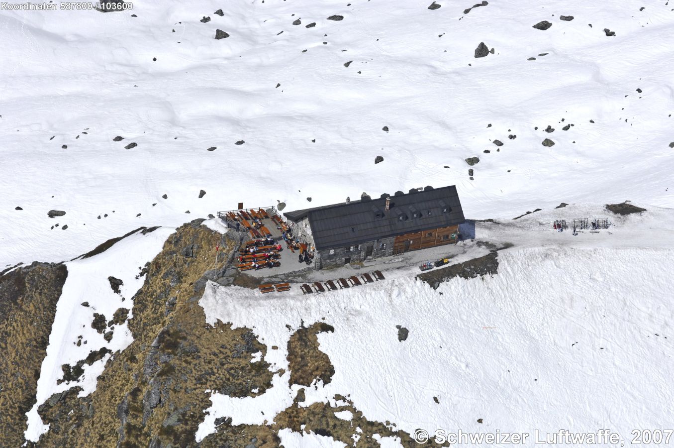 Cabane du Mont Fort (CAS) auf 2457 m.ü.M. im Gebiet Mont Fort und Rosa Blanche. Berggasthaus. Gute Transportmöglichkeiten (Wanderer, Skifahrer, Mountainbiker).
